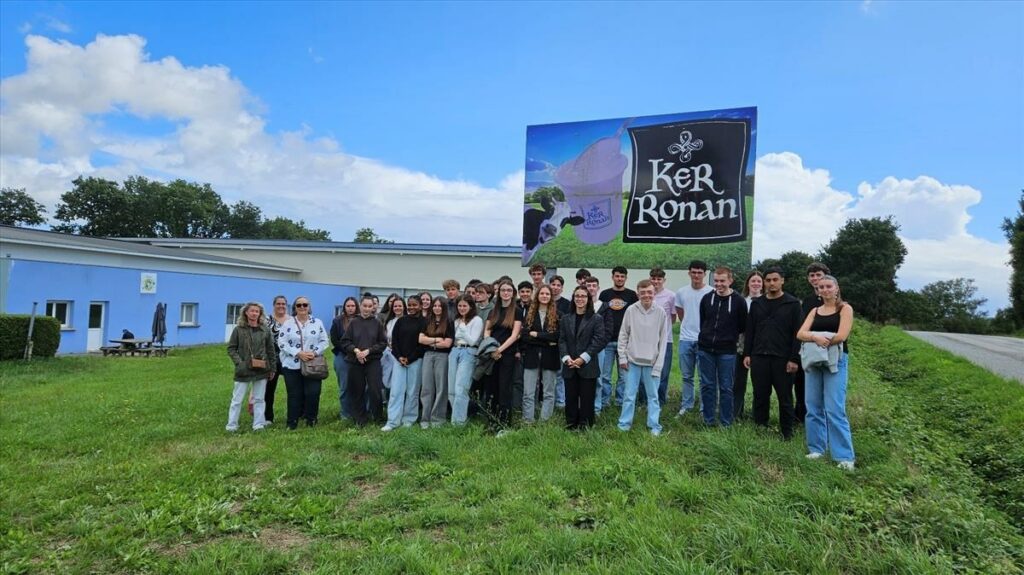 Les employées de l'entreprise devant l'exploitation